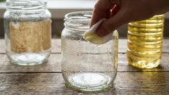 Kako nježno ukloniti tragove naljepnica s stakla i plastike za 5–10 minuta bez ostavljanja tragova 