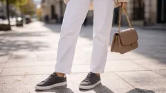 Umjesto bijelih tenisica: ova boja bolje ide uz traperice u proljeće 2026.!
